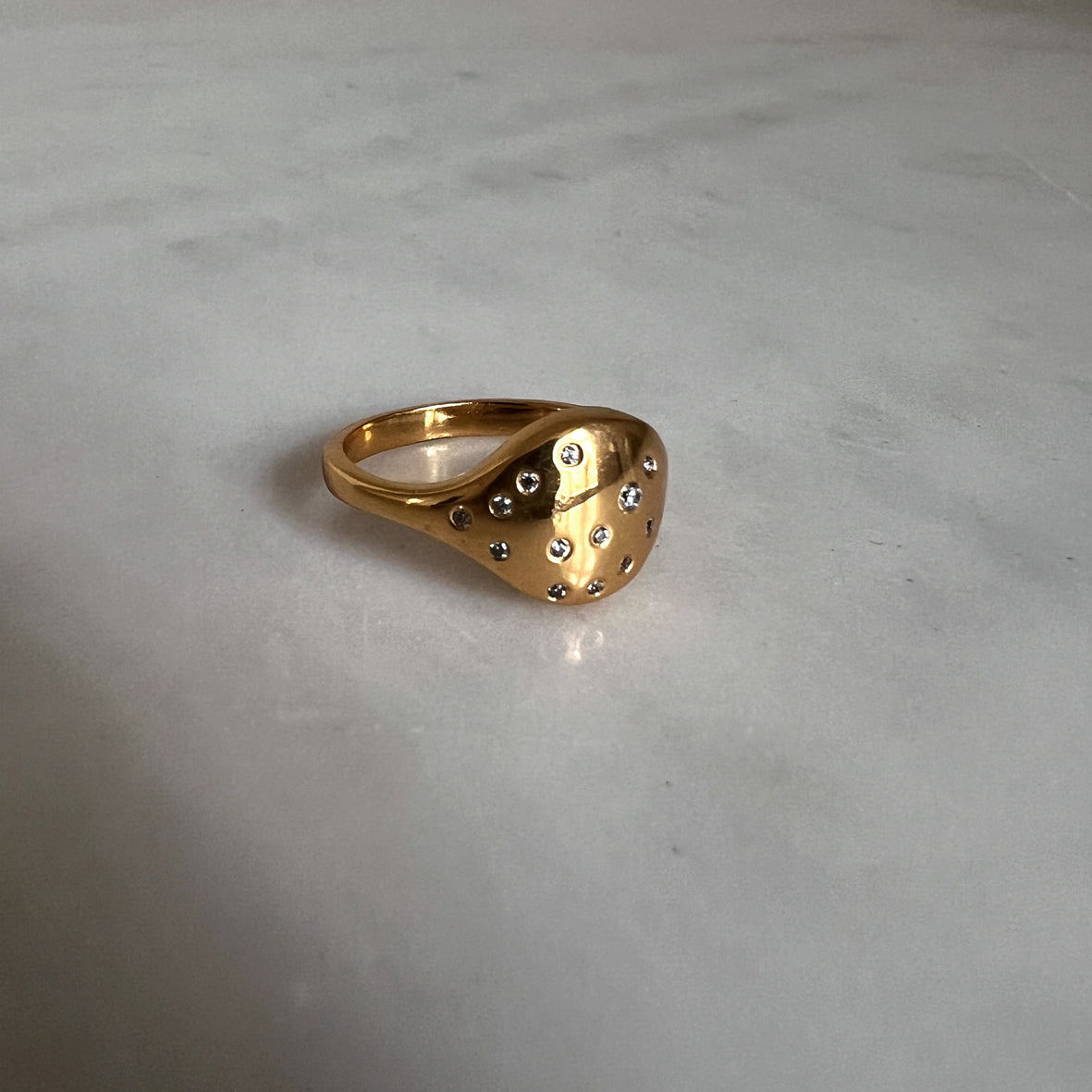 Classic ring i 18 karat guldbelagt sølv med zirkonia