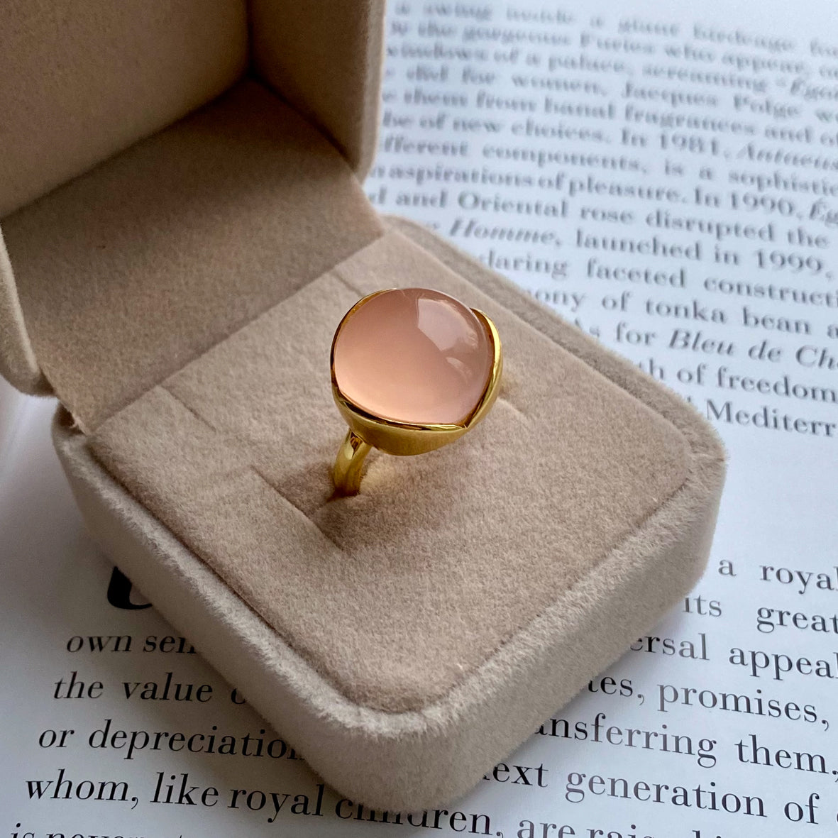 Glory ring stor 18 karat guldbelagt sølv med rosa kalcedon ædelsten