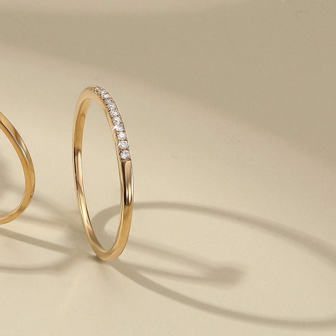 Fine ring i 14 kt guld med diamanter