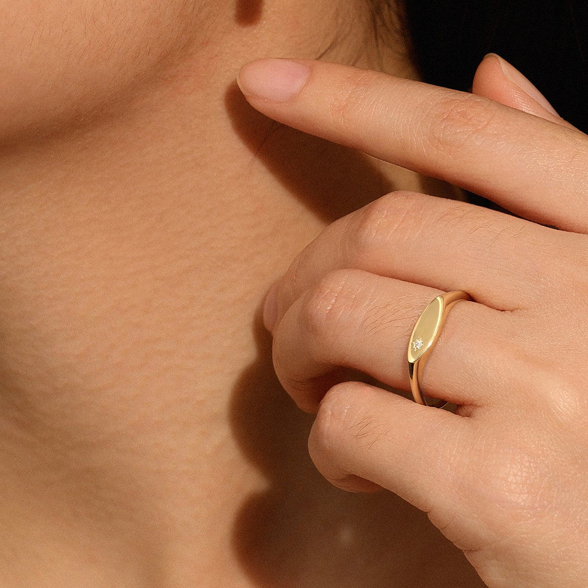 Fine signet ring i 14 kt guld med diamant