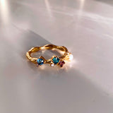 Glow ring i 18 karat guldbelagt sølv med blå topas, diamant, smaragd, ferskvandsperle og pink turmalin