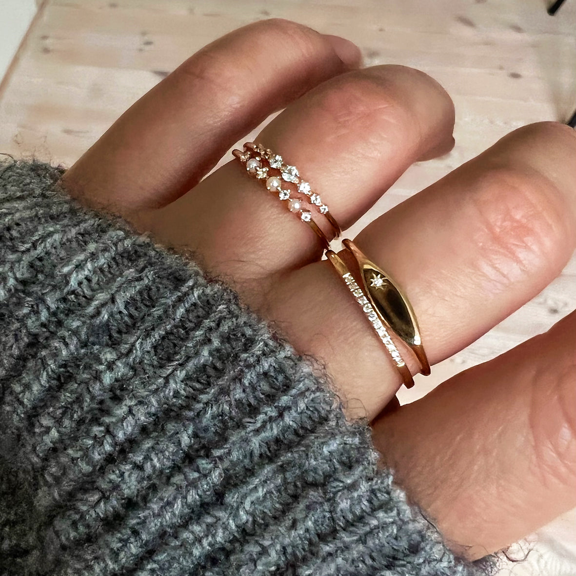 Fine ring i 14 kt guld med diamanter
