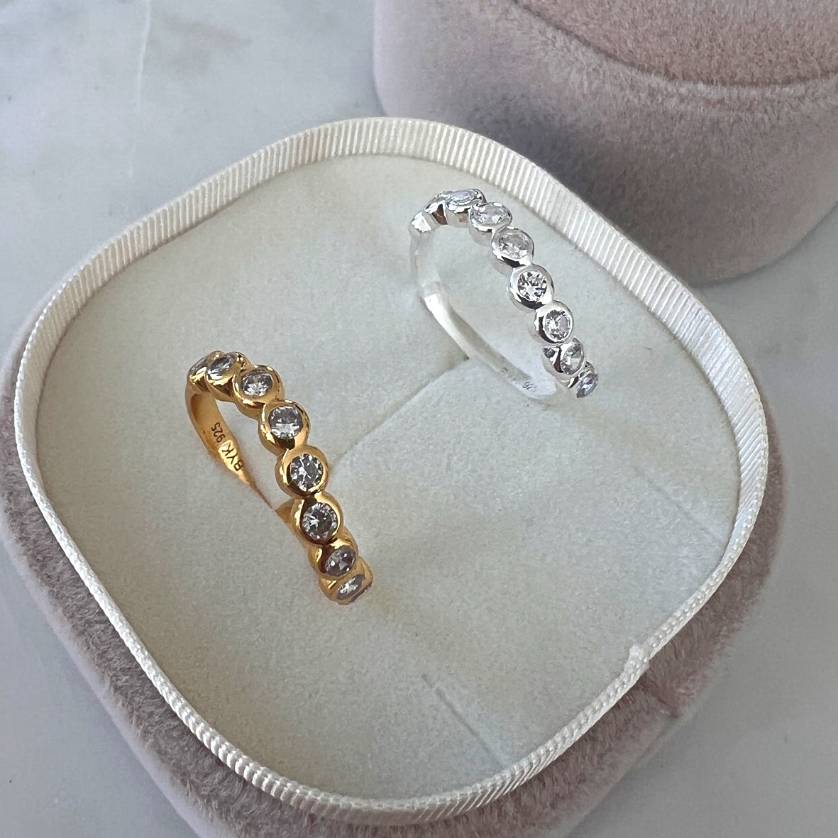 Wave ring i 18 karat guldbelagt sølv med 9 zirkonia