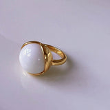 Prestige Ring groß aus 18 Karat vergoldetem Silber mit weißem Opal