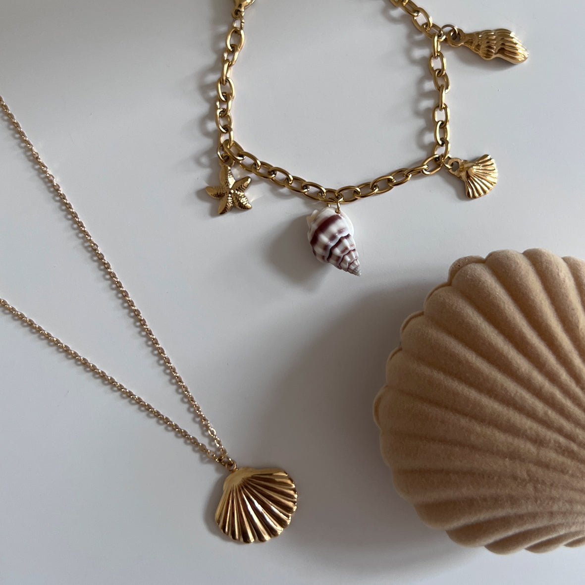 Coral armbånd med charms
