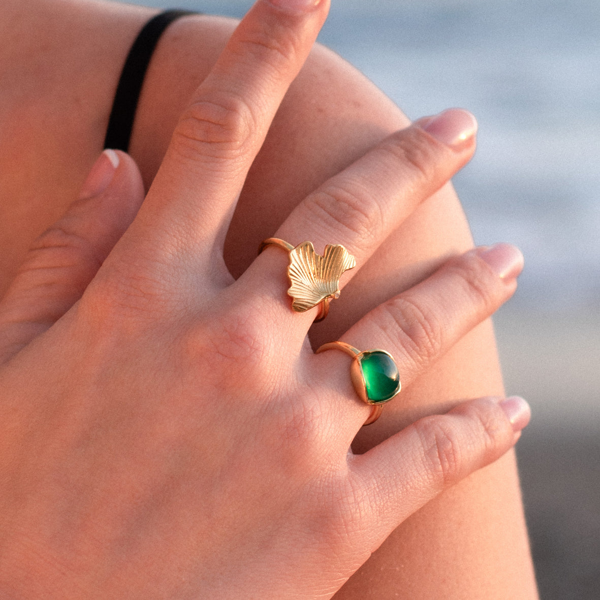 Divine ring i 18 karat guldbelagt sølv med blad og zirkonia