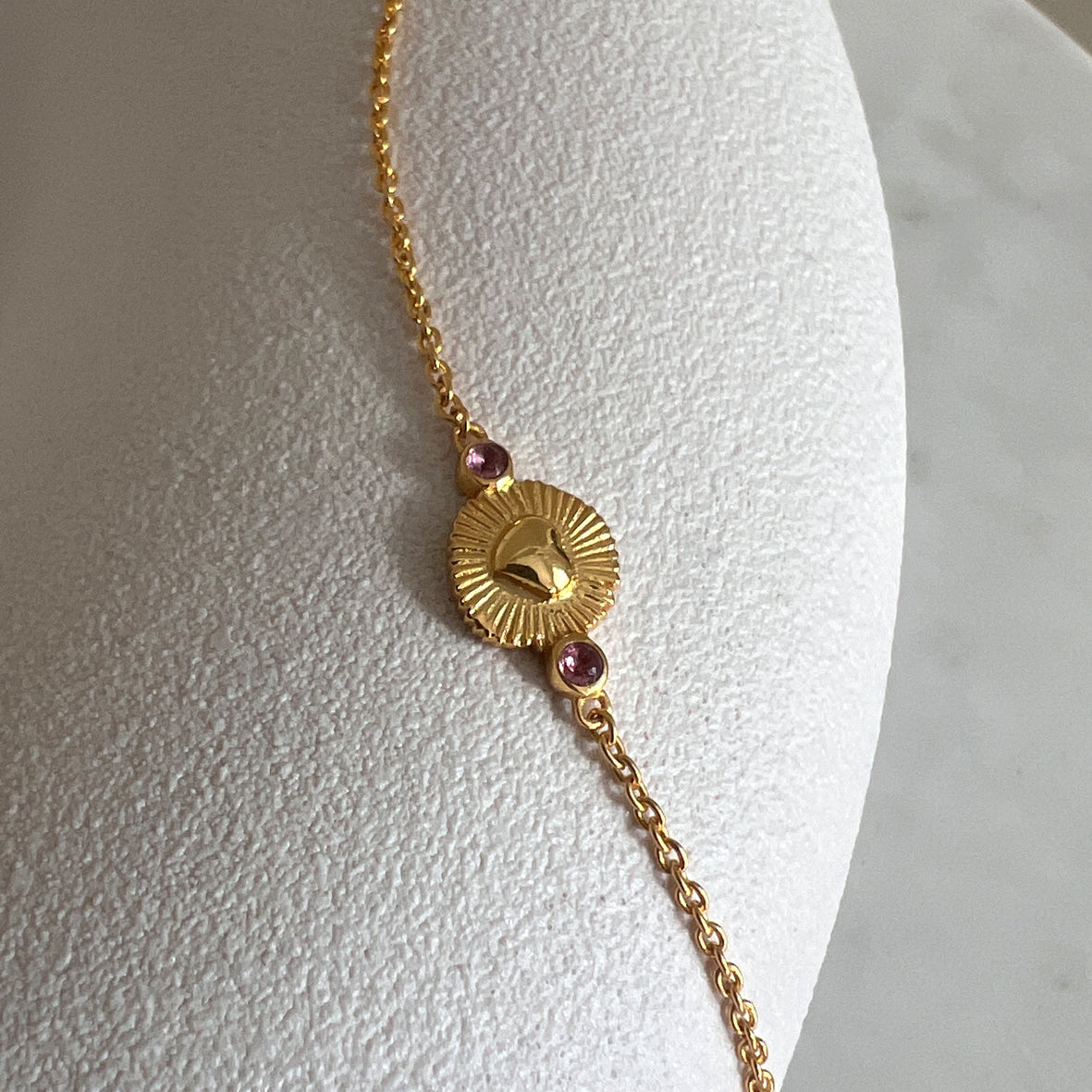 Open Heart armbånd i 18 karat guldbelagt sølv med pink turmalin