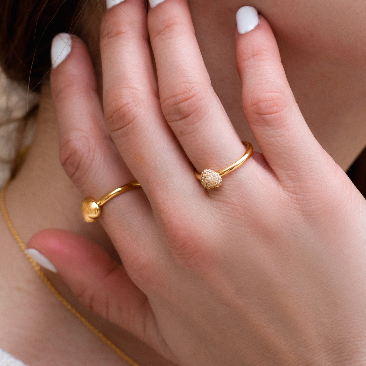 Divine ring i 18 karat guldbelagt sølv med hjerte og flere zirkonia