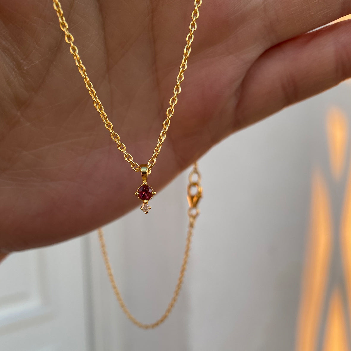 Glow halskæde i 18 karat guldbelagt sølv med pink turmalin og diamant