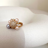 Precious ring i 18 karat guldbelagt sølv med ferskvandsperler og zirkonia.